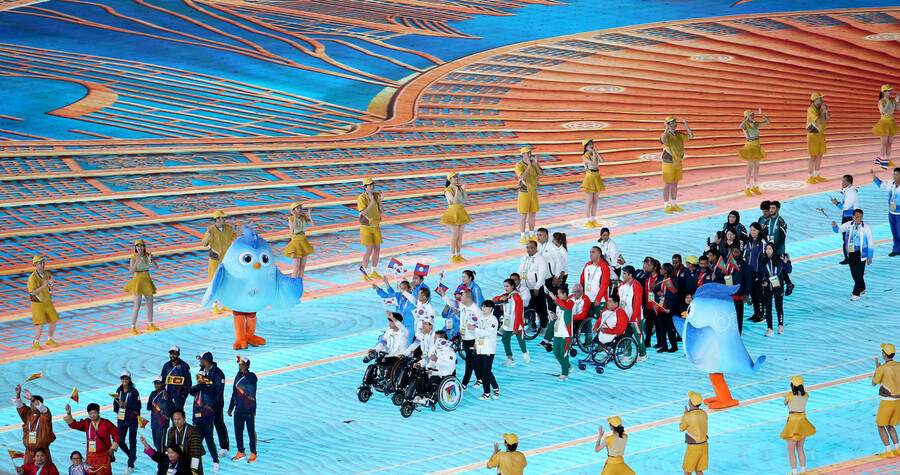 한국 선수단이 28일 중국 항저우 중국 항저우 올림픽 스포츠센터 스타디움에서 열린 2022 항저우 장애인아시안게임 폐막식에 입장하고 있다. 대한장애인체육회 제공