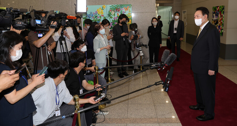 윤석열 대통령이 지난 2일 오전 서울 용산 대통령실로 출근하며 기자들의 질문에 답하고 있다. 대통령실사진기자단