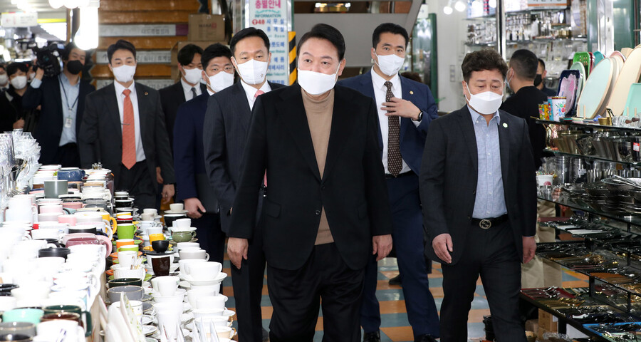 윤석열 대통령 당선자가 14일 당선 이후 첫 외부 공식일정으로 서울 남대문 시장을 찾아 상점들을 둘러보고 있다. 공동취재사진