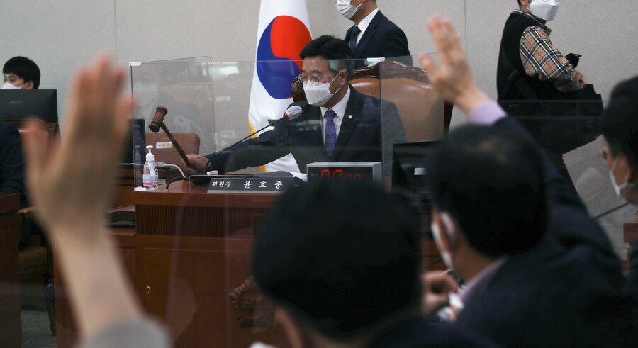 25일 오전 국회에서 열린 법제사법위원회 전체회의에서 윤호중 위원장이 산회를 선포하고 있다. 이날 회의는 국민의힘 의원들의 요구로 열렸으나 윤석열 검찰총장 출석 문제를 놓고 여야가 공방을 벌이다 14분 만에 산회됐다. 공동취재사진