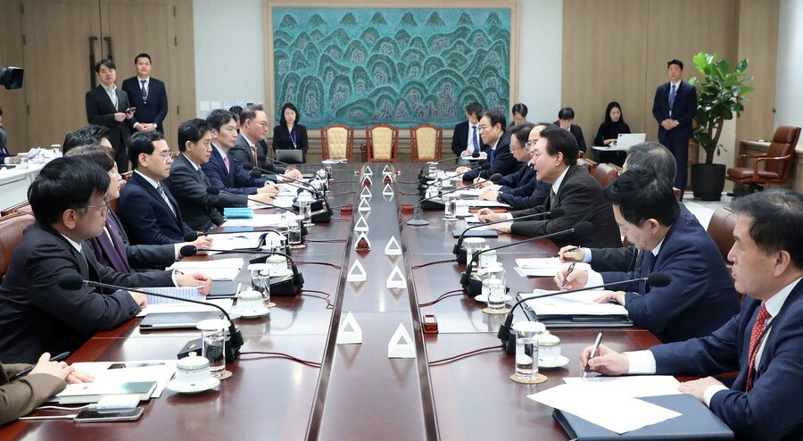 윤석열 대통령이 15일 오전 서울 용산 대통령실 청사에서 열린 제13차 비상경제민생회의에서 발언하고 있다. 연합뉴스