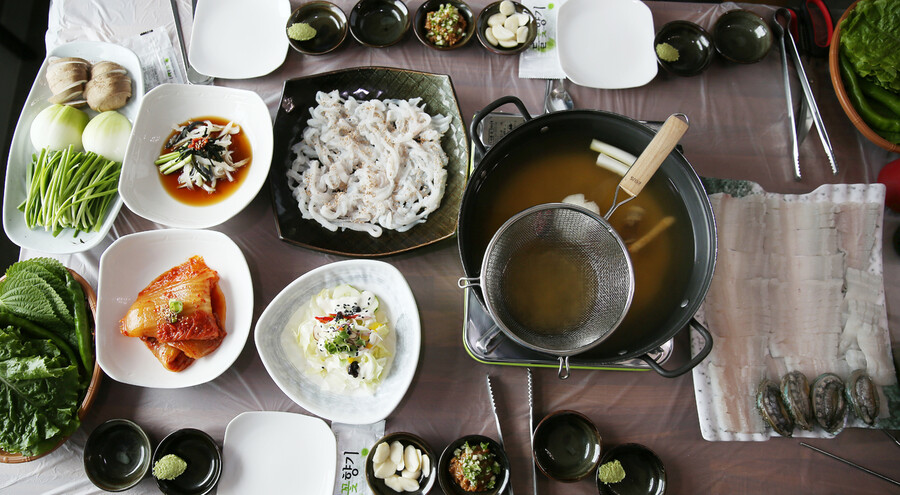 ‘여다지회마을’의 갯장어 샤부샤부와 회. 시큼한 김치, 신선한 양파와 같이 먹어도 맛깔나다.