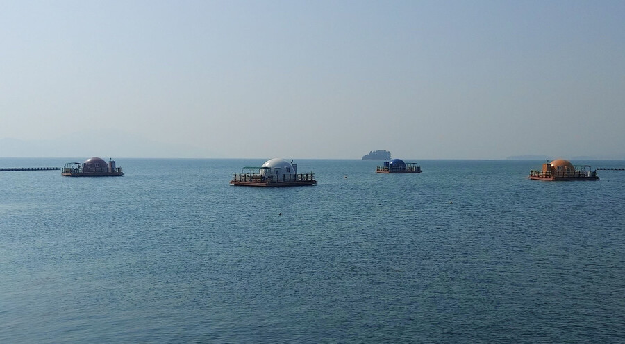 지난 10일 경남 사천시 서포면 비토섬 앞바다. 비토 해양낚시공원 해상낚시 펜션들이 떠 있다. 김선식 기자