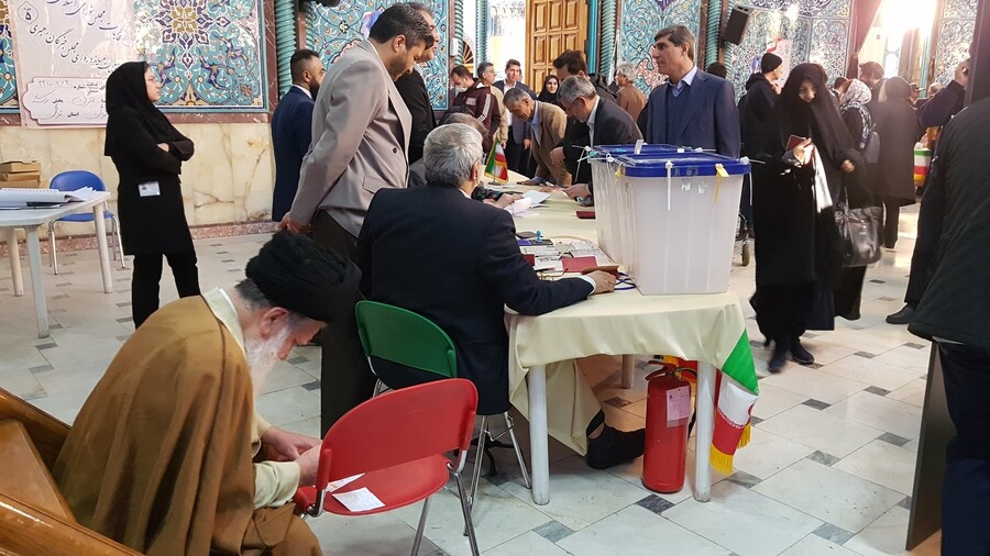 21일 테헤란 호세이니에 에르샤드 모스크에서 유권자들이 투표하고 있다. 테헤란/박민희 기자