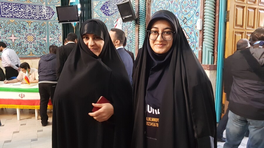21일 테헤란 호세이니에 에르샤드 모스크에서 투표를 마친 모녀가 환하게 웃고 있다. 테헤란/박민희 기자