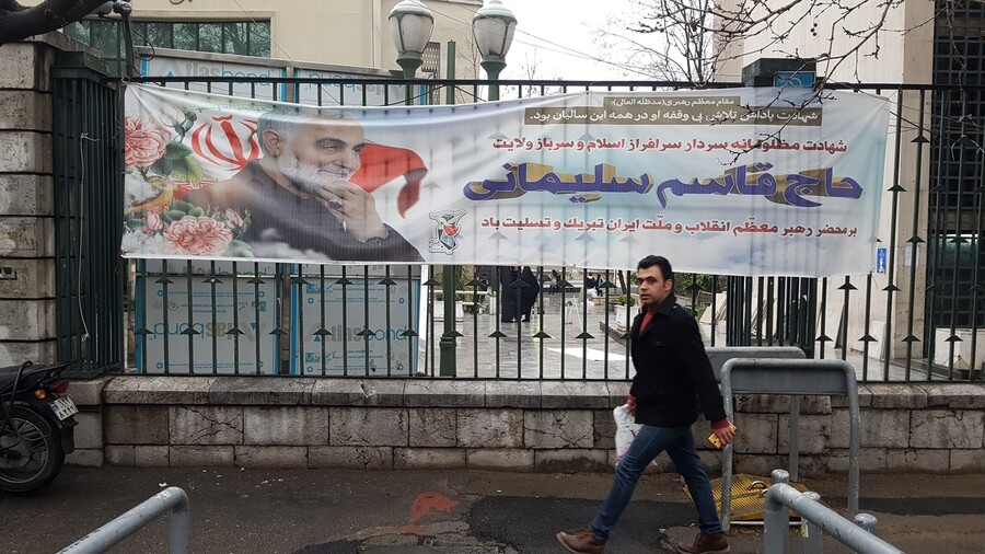 20일 테헤란대학교 담장에 걸린 ‘솔레이마니 사령관 추모 포스터’ 앞을 한 행인이 지나가고 있다. 테헤란/박민희 기자