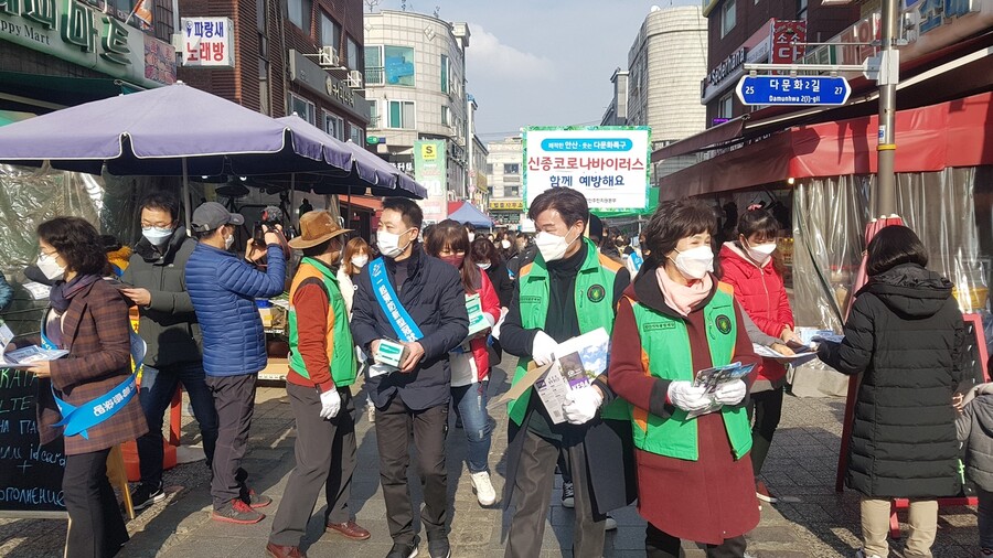 안산시가 외국인주민협의회 회원들과 함께 외국인이 많이 거주하는 원곡동에서 코로나19 예방 캠페인을 벌이고 있다.  안산시 제공