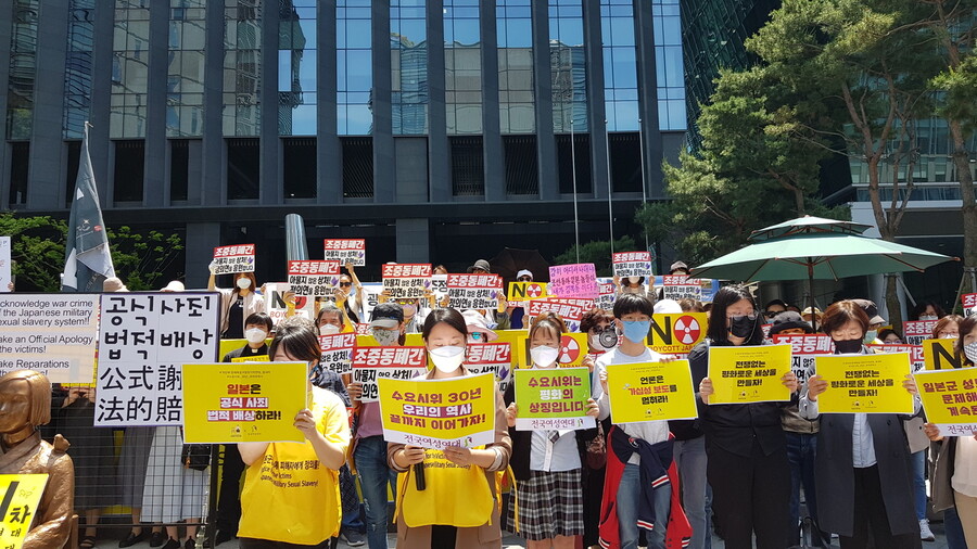 정의기억연대(정의연)가 27일 낮 12시 서울 종로구 옛 주한 일본 대사관 앞에서 ‘제1141차 일본군 성노예문재해결을 위한 정기 수요시위’를 열고 있다.