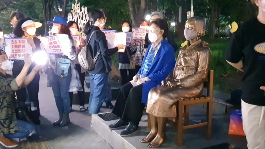 일본군 ‘위안부’ 피해자로 평화인권운동에 앞장서온 이용수(92) 할머니가 27일 대구에서 열린 수요시위에 참석해 평화의 소녀상 옆에 앉아있다. 이용수 할머니쪽 제공.