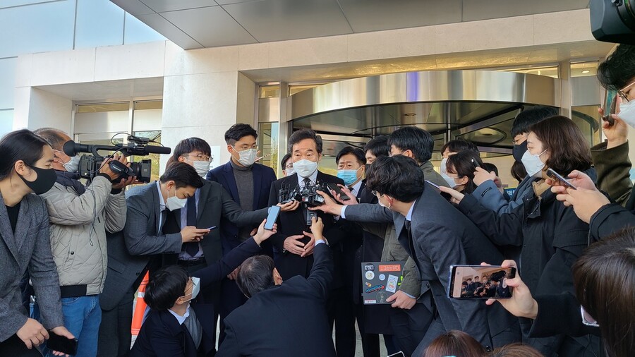 이낙연 더불어민주당 대표가 26일 오전 11시께 서울 강남구 삼성서울병원에 차려진 이건희 삼성전자 회장의 빈소를 찾은 뒤 취재진의 질문에 답하고 있다. 강재구 기자.