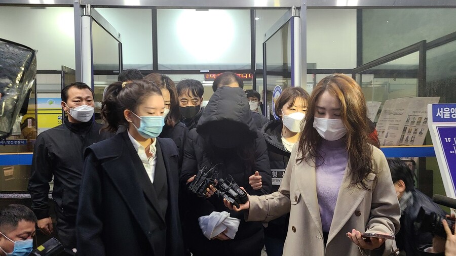 16개월 입양 아동을 학대한 혐의로 구속된 ㄴ씨가 11월19일 오전 서울 양천구경찰서에서 검찰로 송치되고 있다. 강재구 기자. 16개월 입양 아동을 학대한 혐의로 구속된 ㄴ씨가 11월19일 오전 서울 양천구경찰서에서 검찰로 송치되고 있다. 강재구 기자.