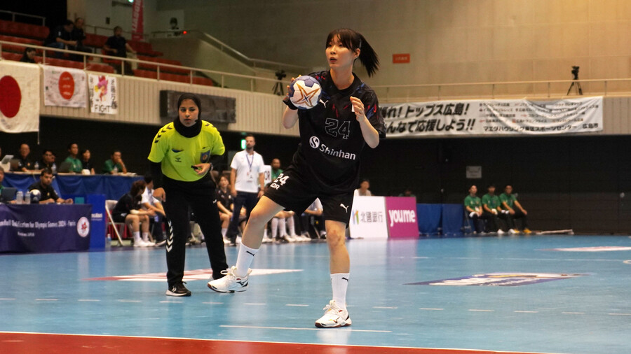 한국 여자 핸드볼대표팀의 강경민(광주도시공사)이 18일 일본 히로시마의 마에다 하우징 동구 스포츠센터에서 열린 2024 파리올림픽 아시아예선 2차전 중국과 경기에서 7m 던지기를 하고 있다. 대한핸드볼협회 제공