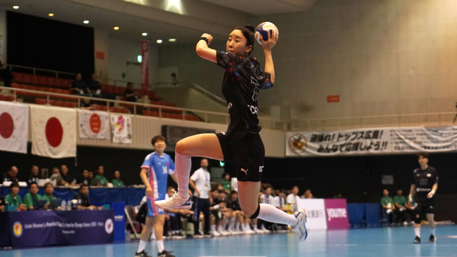 한국 여자 핸드볼대표팀의 신은주(인천시청)가 18일 일본 히로시마의 마에다 하우징 동구 스포츠센터에서 열린 2024 파리올림픽 아시아예선 2차전 중국과 경기에서 슛하고 있다. 대한핸드볼협회 제공