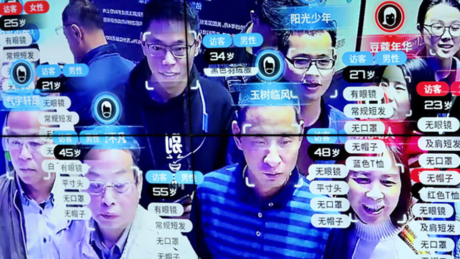 2019년 5월 푸젠성 푸저우에서 열린 디지털 전시회에서 안면인식 장비가 방문객들의 나이·성별·머리 모양 등의 특징을 실시간으로 분석해 보여주고 있다. 푸저우/로이터 연합뉴스