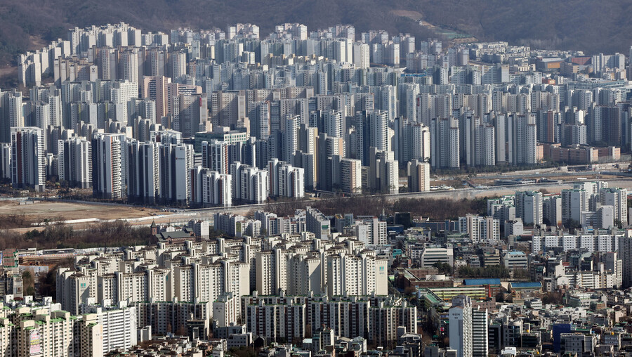 27일 오후 서울 송파구 롯데월드타워 전망대 서울스카이에서 바라본 서울 시내 아파트 단지 모습. 연합뉴스