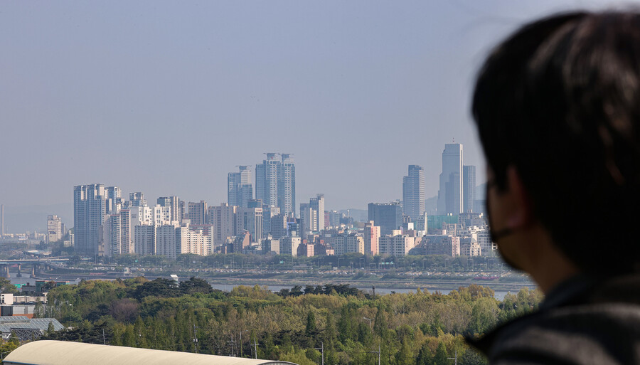 서울 성동구 응봉산에서 바라본 강남구 청담동 일대 아파트 단지의 모습. 연합뉴스