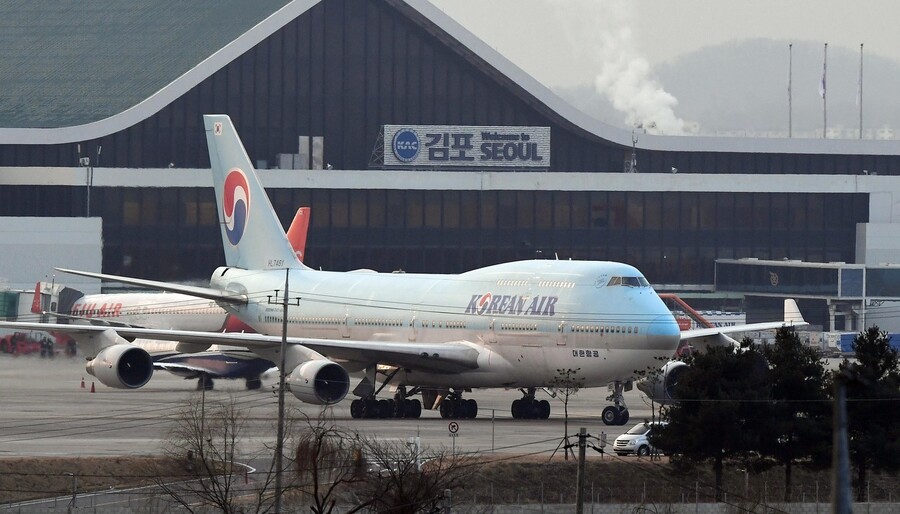 중국 우한 거주 교민들을 태우고 온 정부의 첫번째 전세기가 지난 31일 김포공항에 도착하고 있다. 공동취재사진