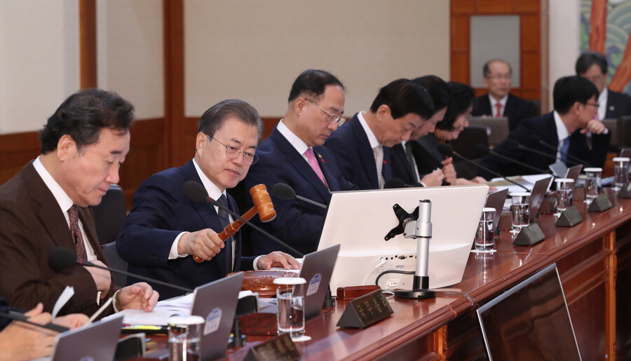 문재인 대통령이 3일 오전 청와대에서 열린 국무회의에서 회의 시작을 알리고 있다. 연합뉴스