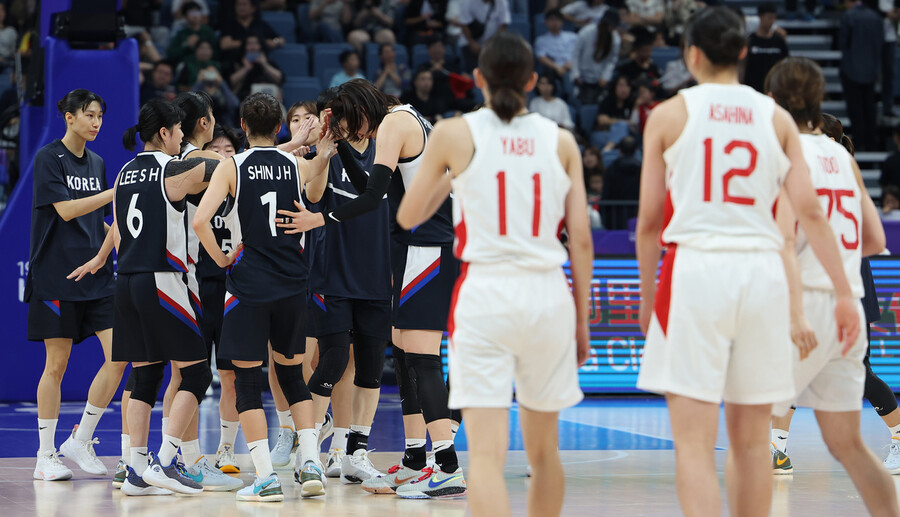 한국 선수들이 3일 중국 저장성 항저우의 올림픽 스포츠센터에서 열린 2022 항저우아시안게임 여자 농구 준결승에서 일본에 패한 뒤 아쉬워하고 있다. 항저우/연합뉴스