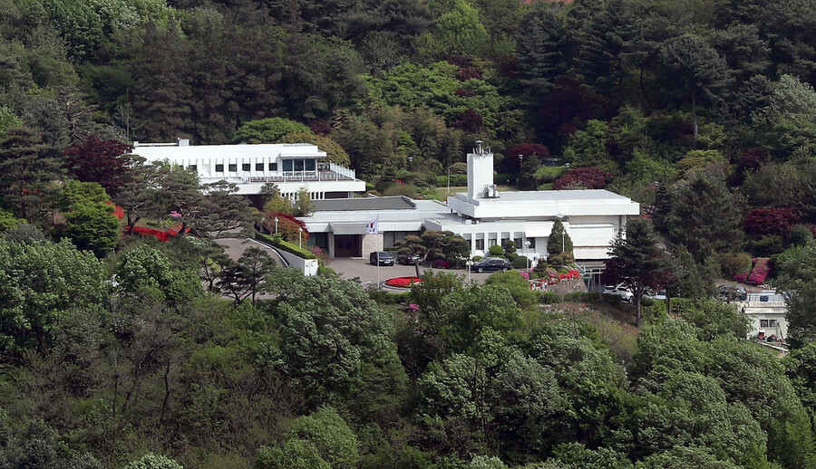 서울 한남동의 외교부 장관 공관이 윤석열 대통령 당선자의 관저로 확정됐다. 관저 리모델링 기간동안 윤 당선자는 서울 서초동 자택에서 용산의 집무실로 출퇴근하게 된다. 사진은 26일 오후 서울 남산에서 바라본 새 대통령 예비 관저 모습. 신소영 기자 viator@hani.co.kr