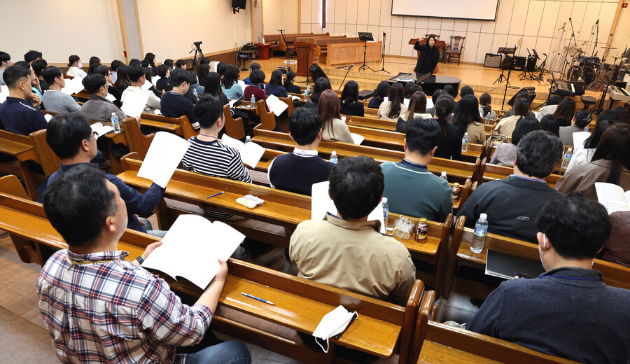 구자범 지휘자가 지난 12일 저녁 서울 강남구 삼성동 강남새사람교회에서 합창단 연습을 지휘하고 있다. 이정용 선임기자 lee312@hani.co.kr