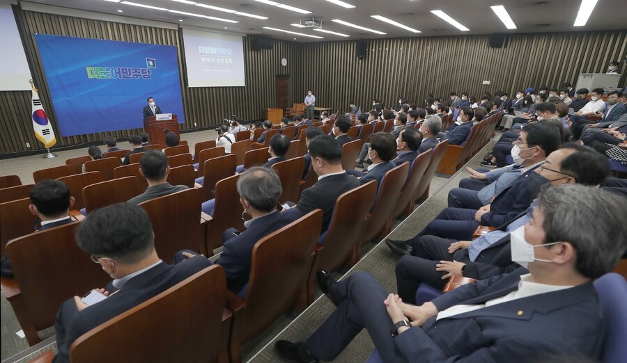 박홍근 더불어민주당 당대표 직무대행 겸 원내대표가 지난 7일 오후 서울 여의도 국회에서 열린 의원총회에서 발언하고 있다. 공동취재사진