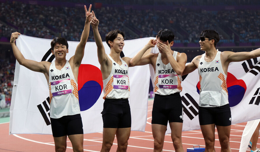 한국 선수들이 3일 중국 항저우 올림픽 스포츠센터에서 열린 2022 항저우아시안게임 남자 계주 400ｍ 결선에서 동메달을 따낸 뒤 태극기를 펼치며 기뻐하고 있다. 왼쪽부터 김국영, 이정태, 고승환, 이재성. 항저우/연합뉴스