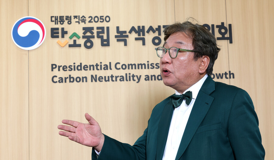 김상협 2050 탄소중립녹색성장위원회 공동위원장이 12일 서을 강남구 한국과학기술회관 내 사무실에서 인터뷰를 하고 있다. 이정용 선임기자 lee312@hani.co.kr