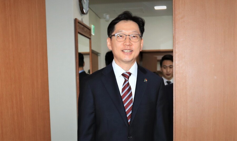 법정구속됐다가 보석으로 풀려난 김경수 경남지사가 지난 4월18일 다시 출근하면서 환하게 웃고 있다. 최상원 기자