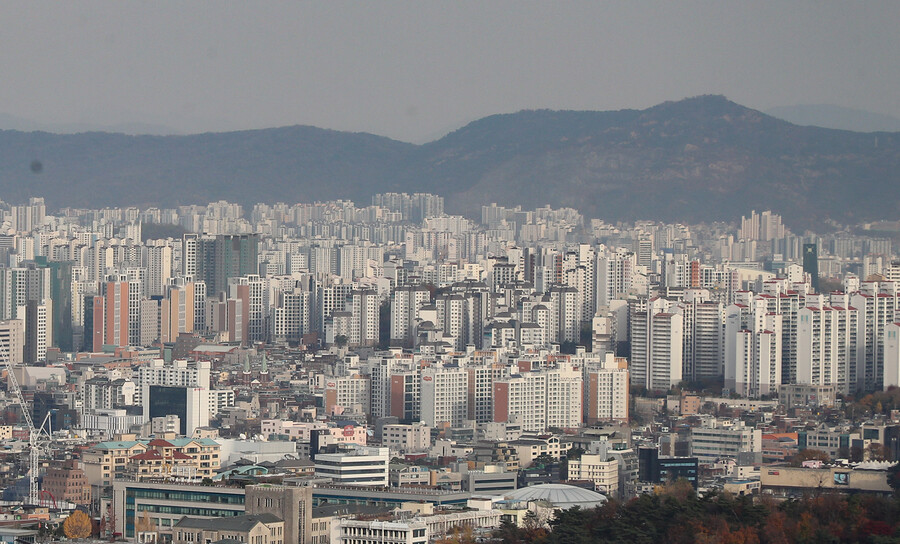 사진은 15일 오후 서울 남산에서 바라본 시내 아파트, 주택가 모습. 연합뉴스