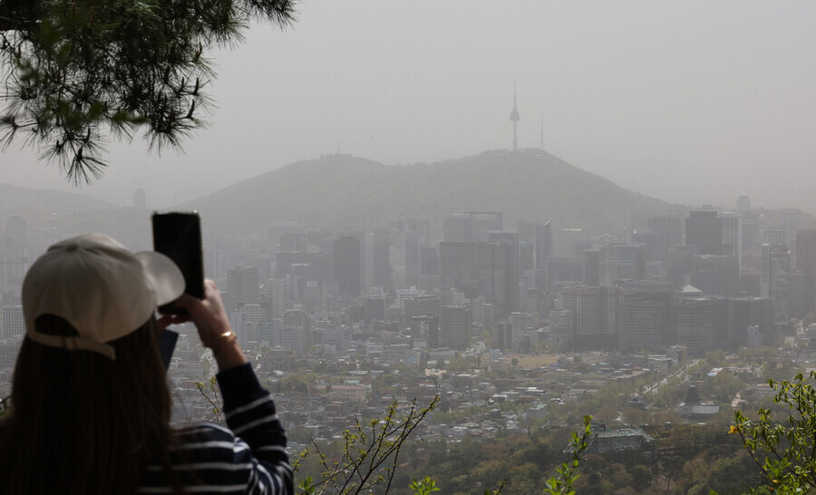 황사로 뒤덮인 서울. &lt;한겨레&gt; 자료 사진