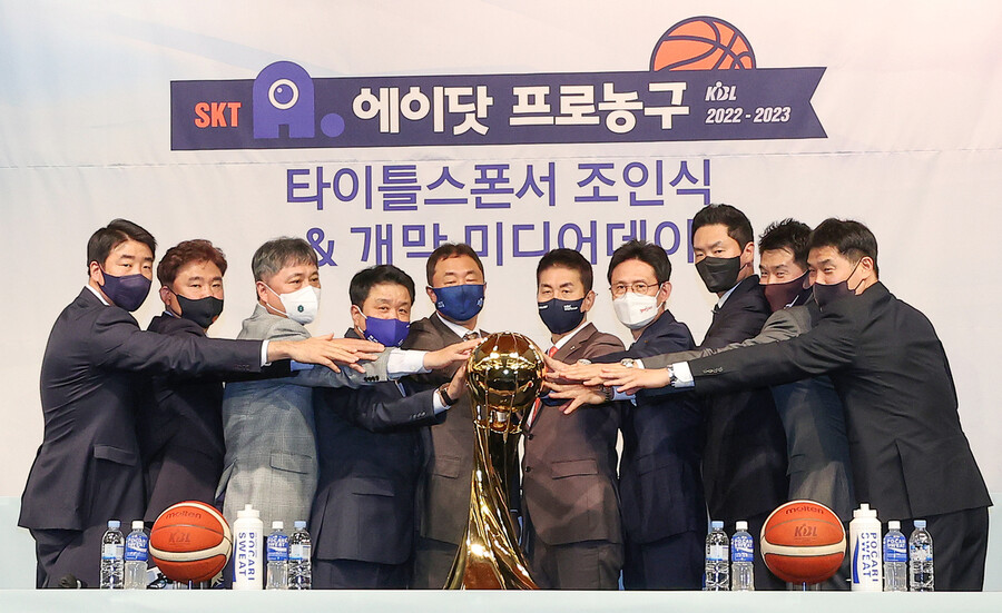 한국프로농구(KBL) 감독들이 11일 서울 호텔리베라청담에서 열린 2022∼2023 SKT 에이닷 프로농구 개막 미디어데이에서 기념 촬영하고 있다. 왼쪽부터 삼성 은희석 감독, 캐롯 김승기 감독, 디비 이상범 감독, 한국가스공사 유도훈 감독, 케이씨씨 전창진 감독, 인삼공사 김상식 감독, 케이티 서동철 감독, 에스케이 전희철 감독, 엘지 조상현 감독, 현대모비스 조동현 감독. 연합뉴스