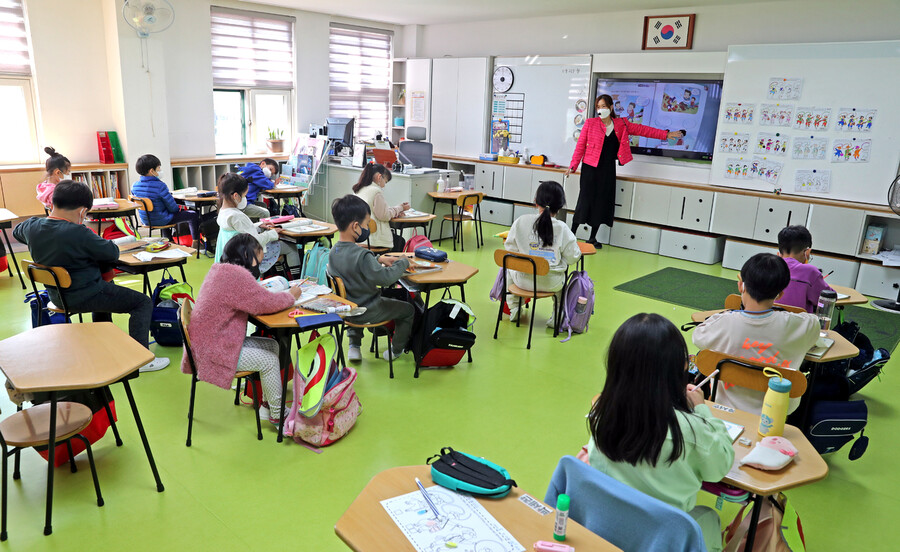 서울 강서구 송정초등학교 1학년 교실에 아이들이 25일 오전 수업을 받고 있다. 이정용 선임기자 lee312@hani.co.kr