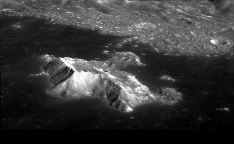 지난해 8월5일 발사된 달 궤도 탐사선 ‘다누리’가 지난달 22일 고해상도 카메라로 촬영한 달 뒷면의 치올콥스키 크레이터 지역 모습. 크레이터 가운데 솟아 있는 봉우리 높이는 3200m가량으로 설악산 높이(1708m)의 거의 두 배에 가깝다. 과학기술정보통신부 제공