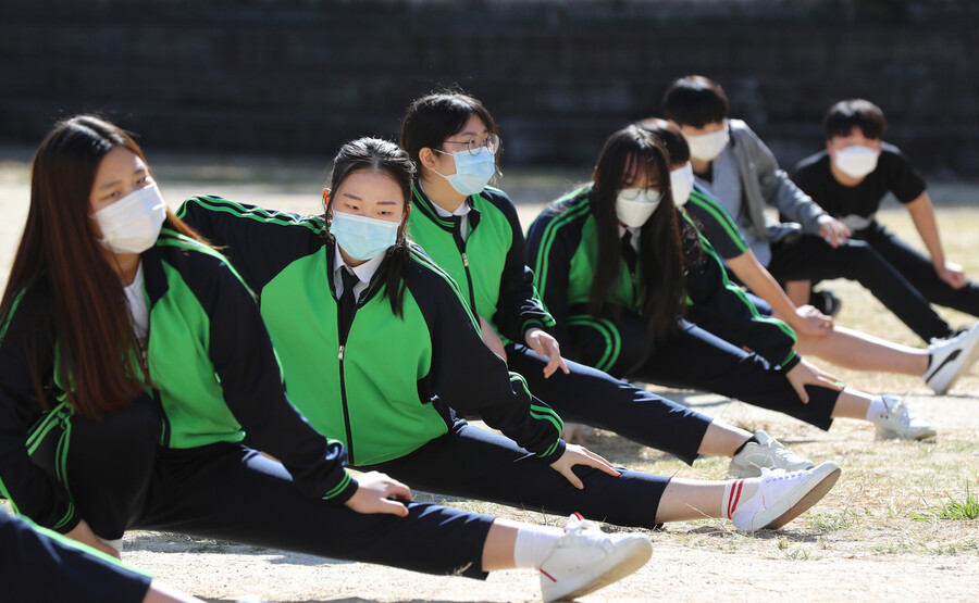 광주 북구 경신중학교 학생들이 2020년 10월 학교 운동장에서 열린 북구체력인증센터의 체력 측정을 받기 위해 몸을 풀고 있다. 광주/연합뉴스