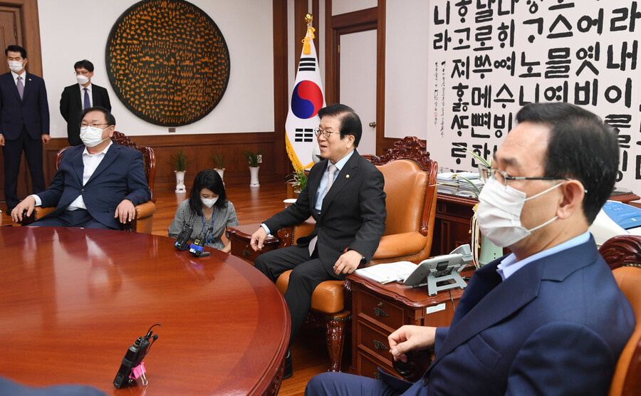 박병석 국회의장(가운데)과 여야 원내대표가 20일 국회 의장실에서 정례회동을 하고 있다. 왼쪽부터 김태년 더불어민주당 원내대표, 박 의장, 주호영 미래통합당 원내대표. 공동취재사진