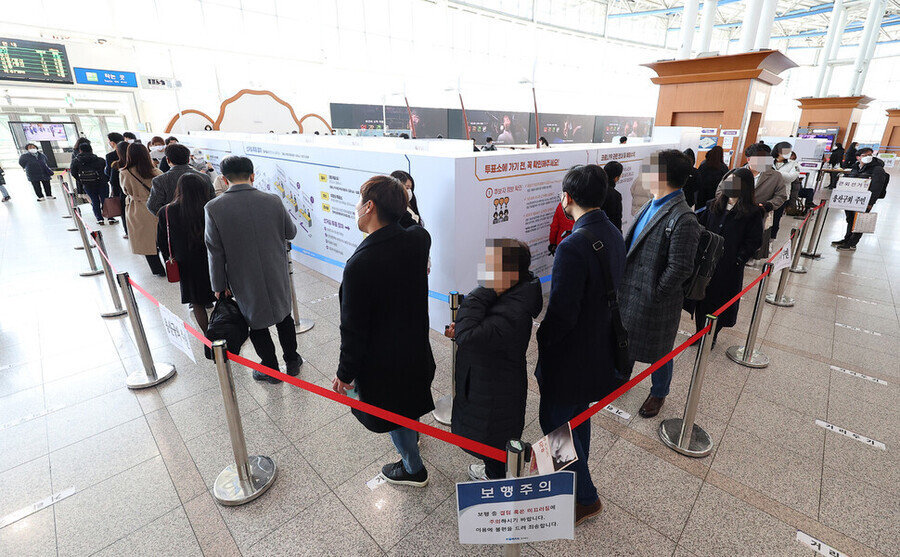 20대 대선 사전투표 이틀째인 5일 오전 서울역 대합실에 마련된 사전투표소를 찾은 시민들이 투표를 위해 길게 줄지어 서 있다. 연합뉴스 20대 대선 사전투표 이틀째인 5일 오전 서울역 대합실에 마련된 사전투표소를 찾은 시민들이 투표를 위해 길게 줄지어 서 있다. 연합뉴스