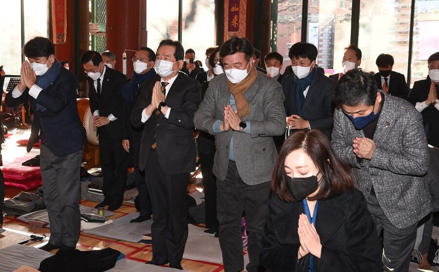 이재명 더불어민주당 대선후보의 후원회장인 정세균 전 국무총리와 윤호중 민주당 원내대표 등 의원들이 지난 17일 오전 서울 종로구 조계사를 방문해 조계종 총무원장 원행스님을 만나기에 앞서 대웅전에서 참배하고 있다. 공동취재사진