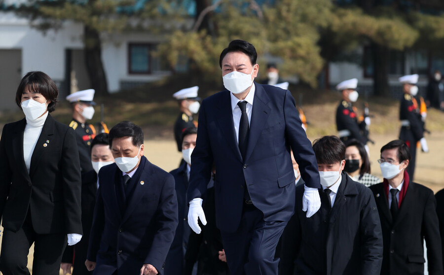 윤석열 대통령 당선자가 10일 서울 동작구 국립 서울현충원을 참배하기 위해 걸어오고 있다. 공동취재사진