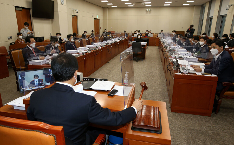 윤후덕 기획재정위원장이 30일 오후 서울 여의도 국회에서 열린 기획재정위원회 전체회의에서 의사봉을 두드리고 있다. 국회사진기자단