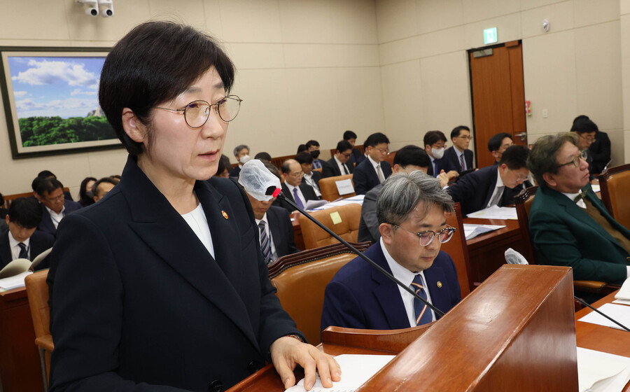 지난 11일 국회에서 열린 기후위기특별위원회 전체회의에서 한화진 환경부 장관이 업무보고를 하고 있다. 연합뉴스