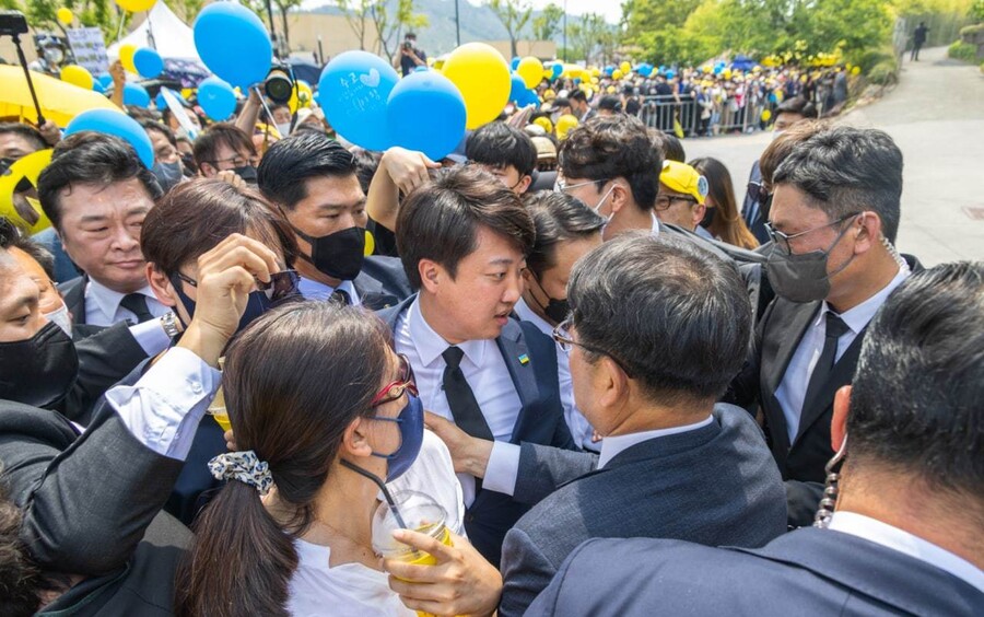 이준석 국민의힘 대표가 23일 경남 김해시 진영읍 봉하마을에서 열린 노무현 전 대통령 서거 13주기 추도식에 입장하고 있다. 공동취재사진