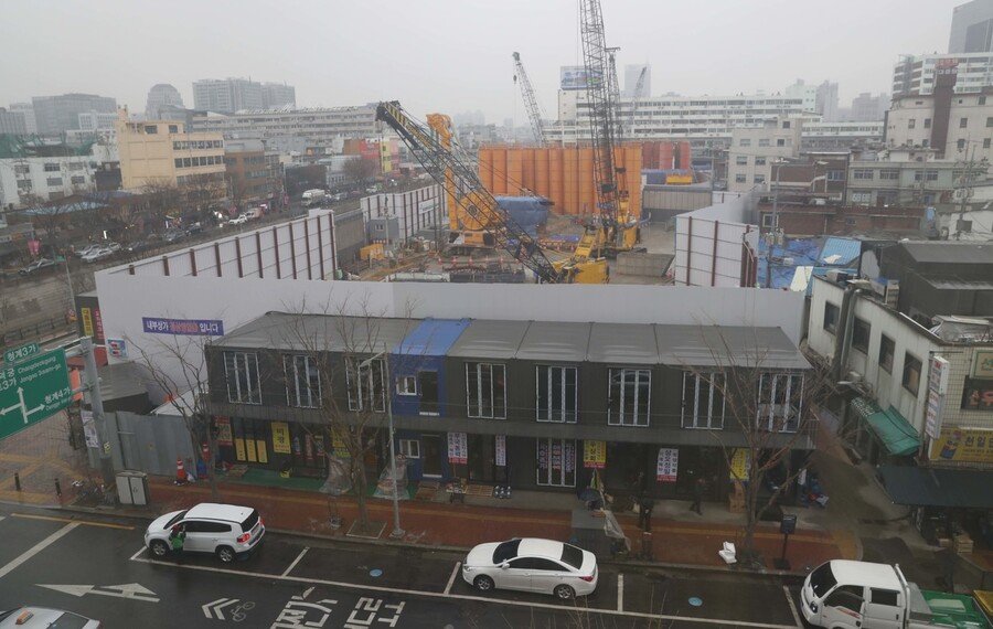 서울시가 재개발로 일터를 잃은 청계천, 을지로 장인들을 위한 산업시설을 마련할 계획이다. 12일 오전 서울 중구 충무로의 재개발 구역과 컨테이너박스로 만들어진 임시영업장의 모습. 박종식 기자 anaki@hani.co.kr