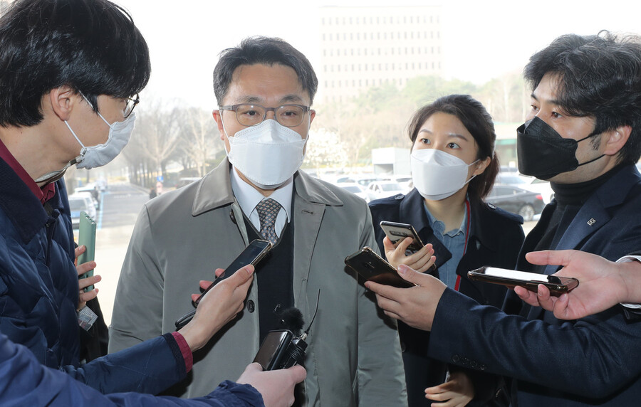 김진욱 고위공직자범죄수사처장이 정부과천청사에 출근하며 취재진의 질문에 답변하고 있다.