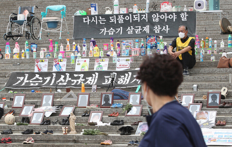 31일 오전 서울 종로구 세종문화회관 계단에서 가습기 살균제로 인해 목숨을 잃은 희생자 가족들이 고인들의 유품 전시를 하고 있다. 신소영 기자 viator@hani.co.kr