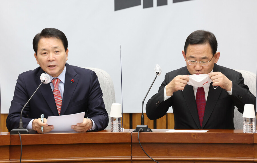 성일종 국민의힘 정책위의장이 6일 오전 국회에서 열린 원내대책회의에서 발언하고 있다. 오른쪽은 주호영 원내대표. 연합뉴스