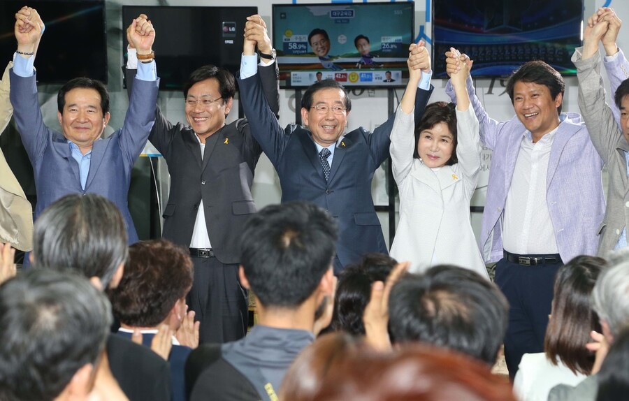 박원순 서울시장 당선자와 부인 강난희씨가 지난 2014년 6월5일 새벽 서울시장 재선이 확정된 뒤 서울 종로5가 캠프사무실에서 선거운동을 함께한 오영식, 임종석 등과 함께 손을 맞잡아 들어보이고 있다. 이정우 선임기자 woo@hani.co.kr