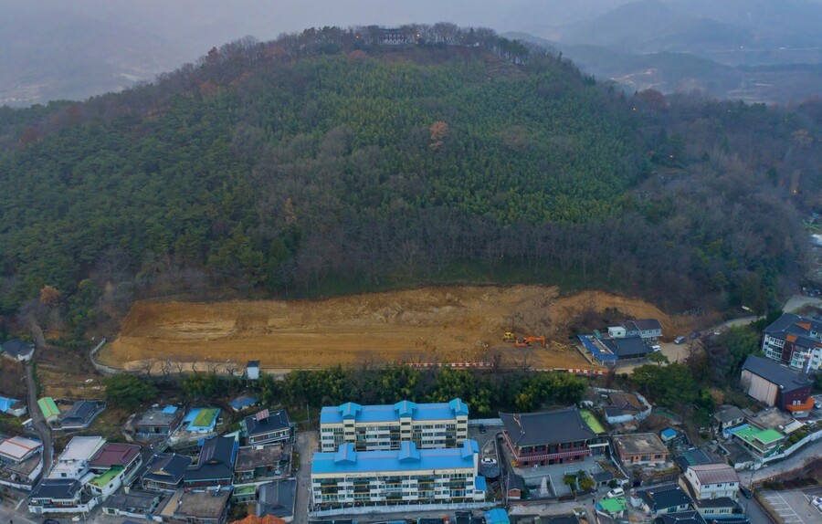 전남 구례군은 내년 12월까지 19억원을 들여 구례의 심장인 봉성산 아래에서 국궁장 봉덕정을 보수하는 공사를 추진 중이다. 현재 봉성산은 길이 205m, 너비 26m로 훼손된 상태다. 김인호 시인 제공