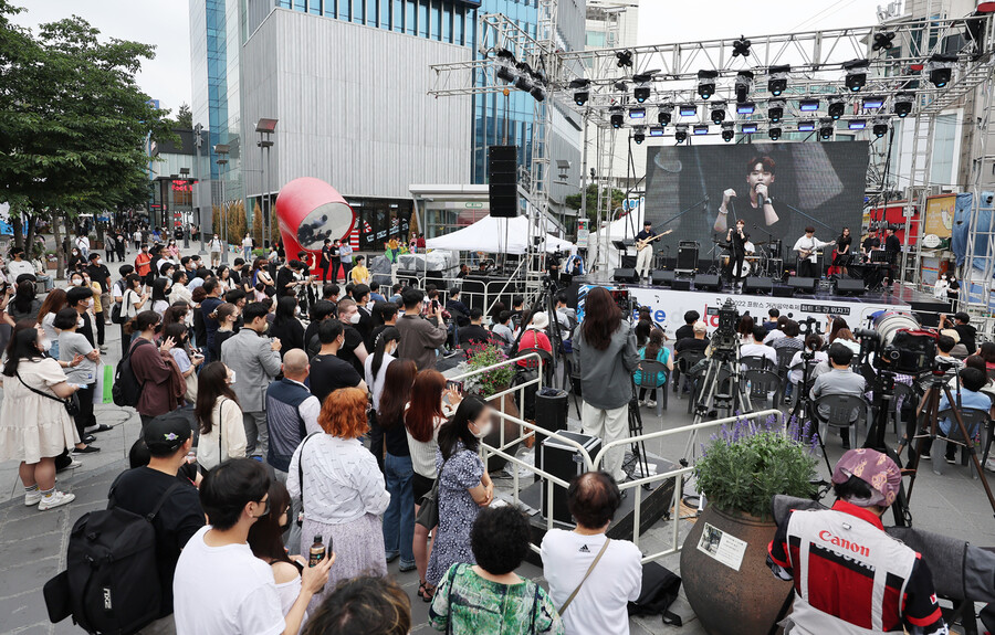 19일 서울 서대문구 신촌 연세로 일대에서 열린 ‘프랑스 거리음악축제' 행사장을 찾은 시민들이 거리 공연을 즐기고 있다. 연합뉴스