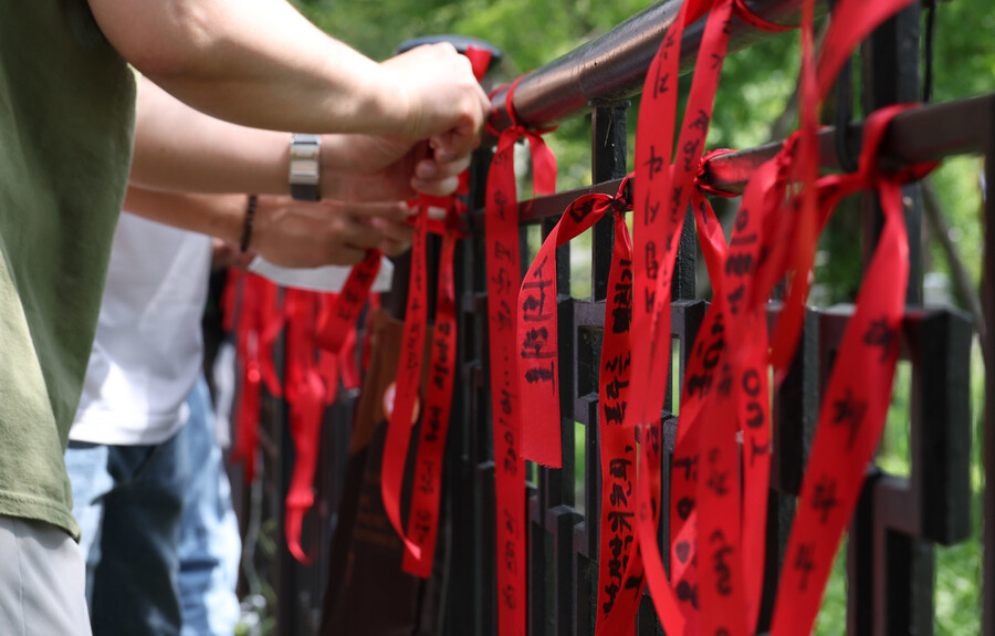 지난 21일 오전, 방송통신위원회가 있는 과천 정부청사 앞 울타리에 ‘방송장악 중단’ ‘이동관 아웃’ 등을 쓴 빨간 리본이 매달려 있다. 김정효 기자 hyopd@hani.co.kr